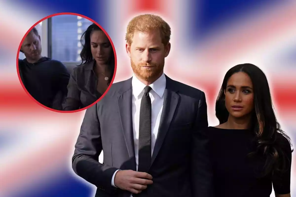 Principe Harry y Meghan Markle con un recorte de su documental