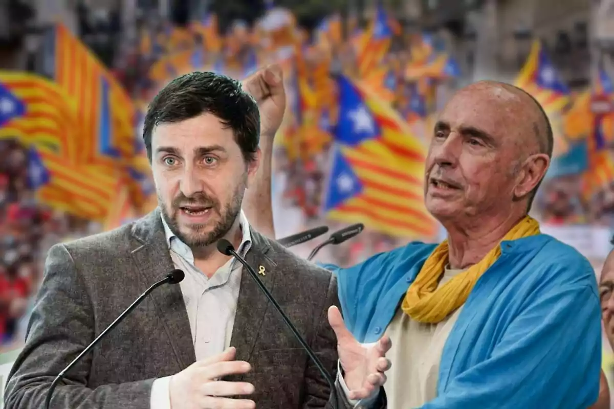 Dos hombres hablando en un evento con banderas catalanas de fondo.