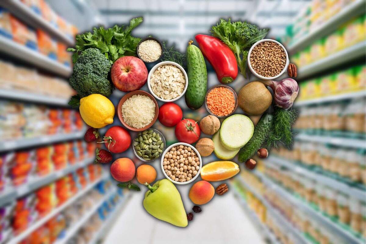 Conjunto de alimentos saludables con un fondo de un supermercado
