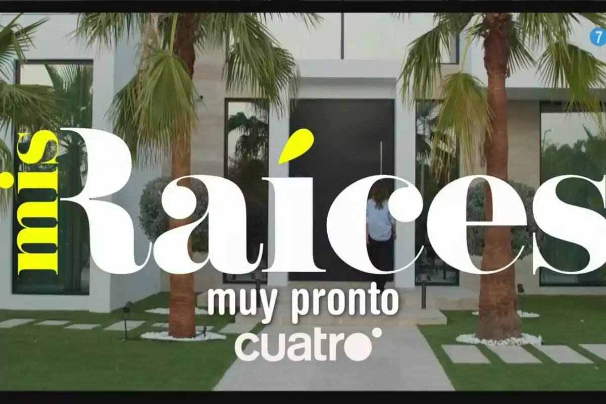 Cartel promocional del programa 'Mis Raíces' con letras grandes y coloridas frente a una casa moderna rodeada de palmeras