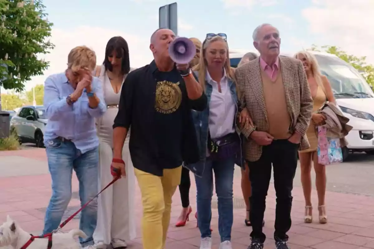 Captura de los colaboradores de Ni que fuéramos Sálvame en la promo: Victor Sandoval, Belén Esteban, Jimmy Giménez-Arnau, Chelo García Cortés o Fani Carvajal