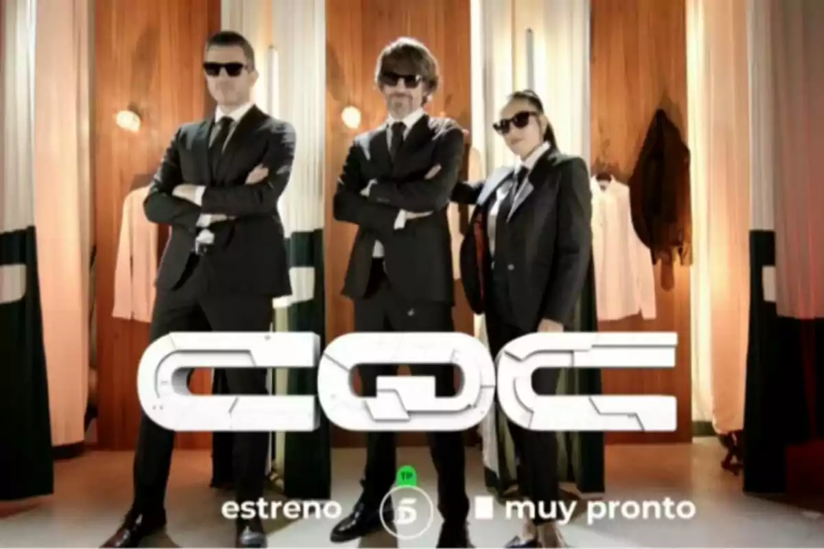 Santi Millán, Lorena Castell y Pablo González-Batista vestidas de traje negro y gafas de sol posan con los brazos cruzados frente a un fondo de cortinas y madera con el logo de CQC (Caiga quien caiga) y el texto "estreno muy pronto" en la parte inferior.