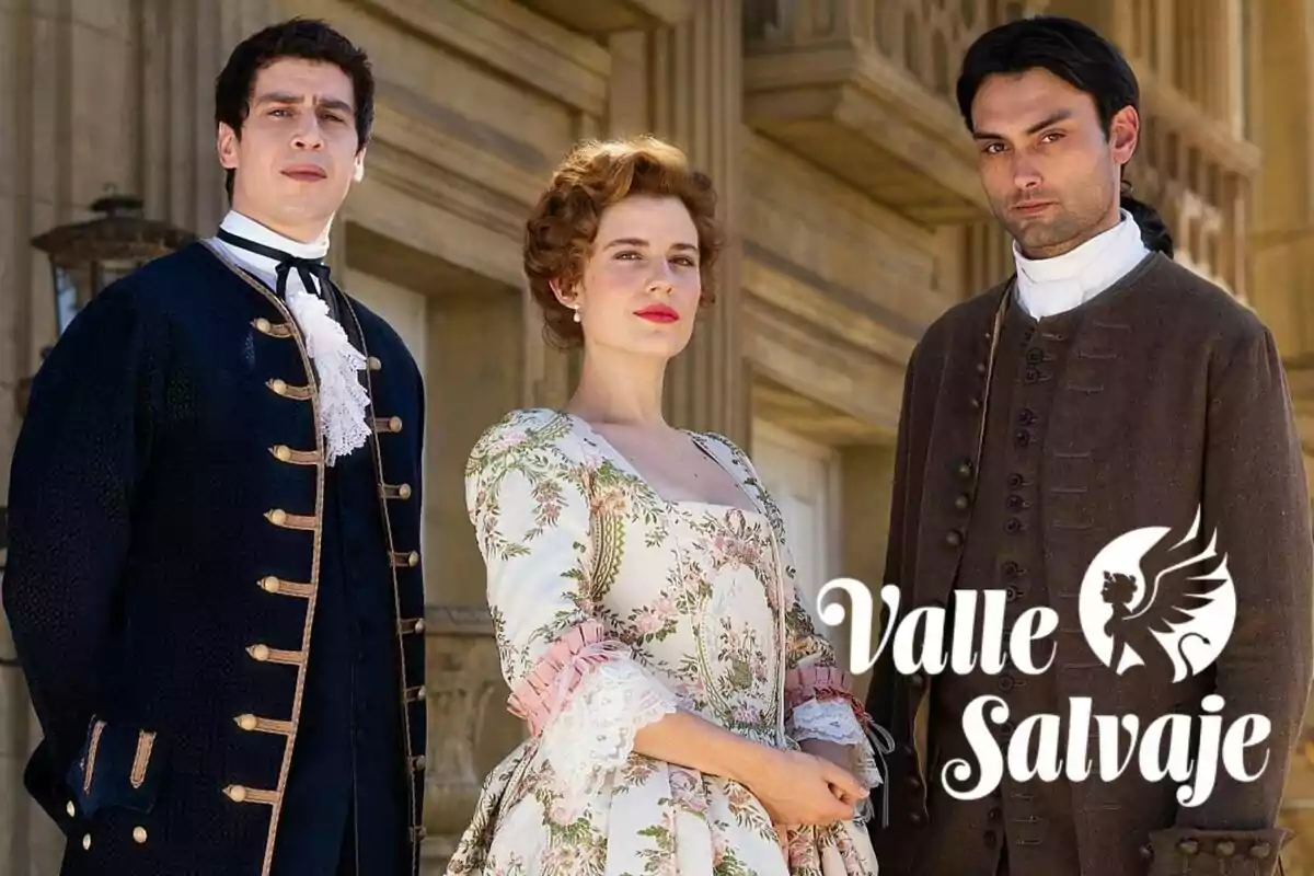 Nacho Olaizola, Rocío Suárez de Puga y Marco Pernas con vestimenta de época posan frente a un edificio antiguo junto al logo de Valle Salvaje