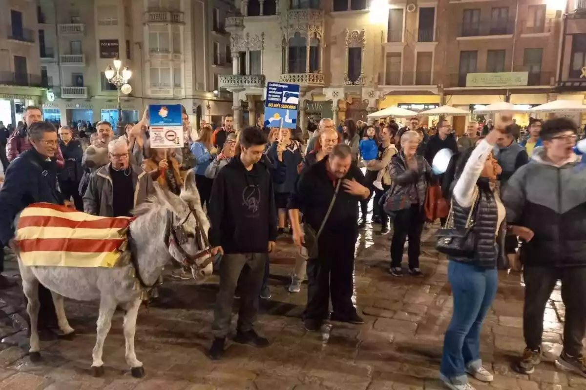 Protesta en Reus con decenas de personas gritando contra la subida de impuestos municipales