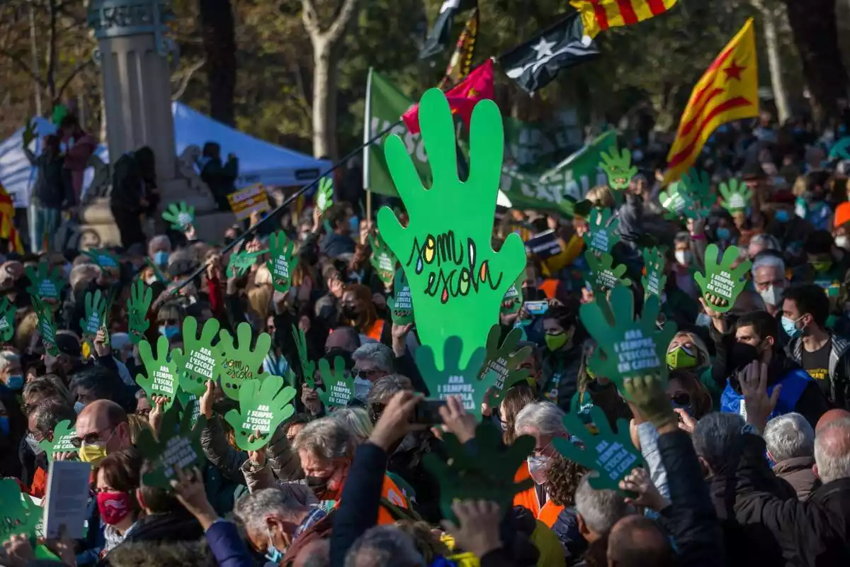 Varias personas acuden a la manifestación contra el fallo del 25% de castellano