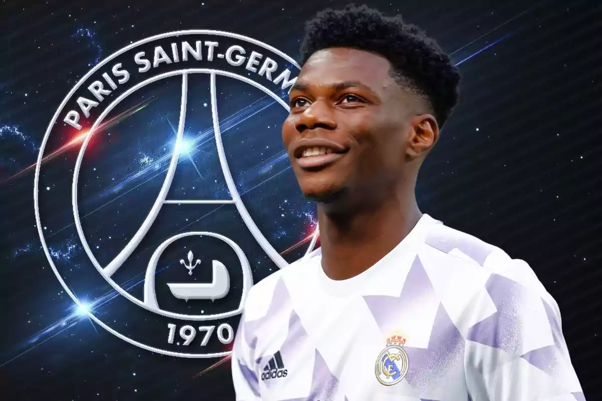 Un futbolista con la camiseta del Real Madrid sonríe frente al escudo del Paris Saint-Germain sobre un fondo espacial. Un futbolista con la camiseta del Real Madrid sonríe frente al escudo del Paris Saint-Germain sobre un fondo espacial.