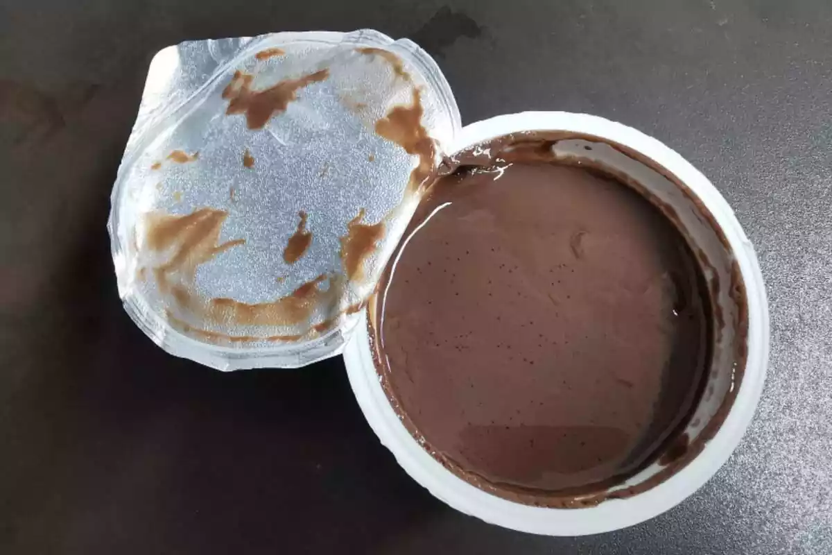 Envase abierto de pudding de chocolate de Eroski Envase abierto de pudding de chocolate de Eroski