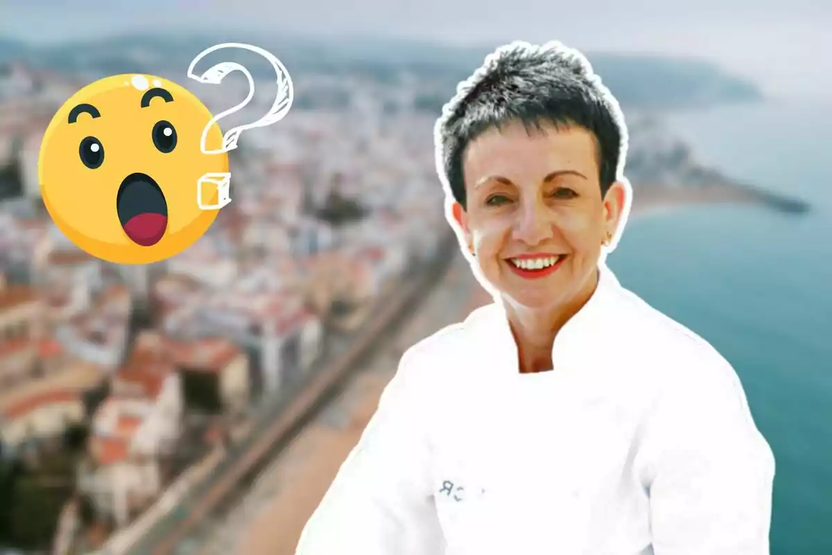 Una mujer sonriente con cabello corto y oscuro viste un uniforme blanco de chef, mientras un emoji sorprendido con un signo de interrogación flota a su lado, todo sobre un fondo desenfocado de una ciudad costera.