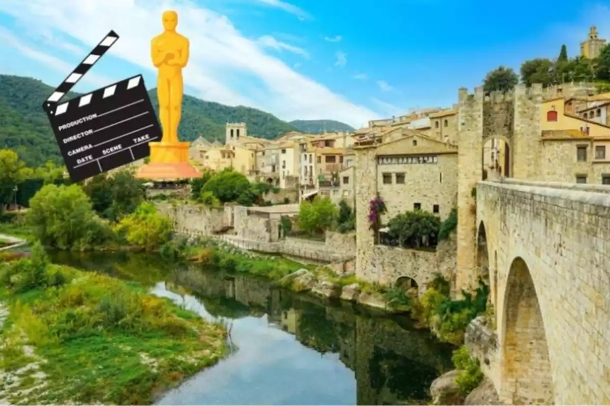 Pueblo medieval enmurallado con un emoji de un oscar y una claqueta de cine