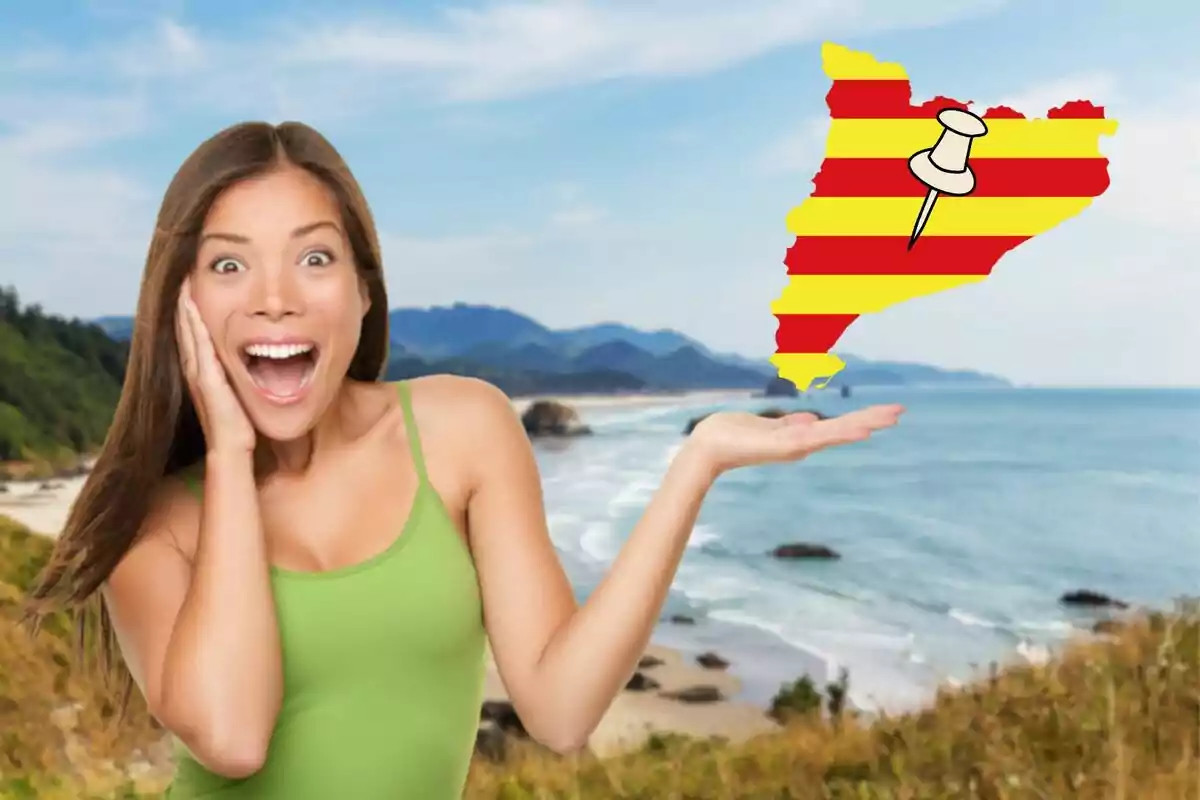 Mujer sorprendida con una camiseta verde sosteniendo una imagen de un mapa con la bandera de Cataluña y un pin sobre un paisaje costero.