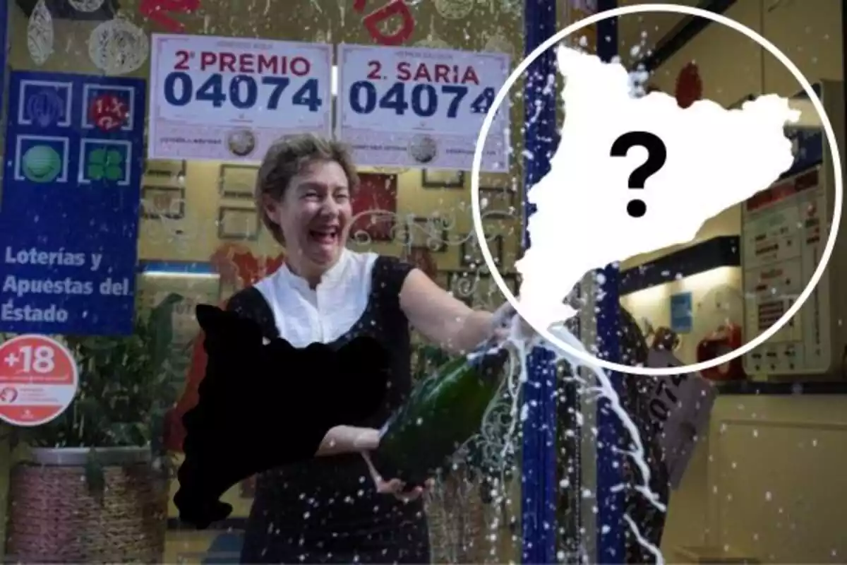 Mujer celebrando el premio gordo de la Lotería de Navidad con una botella de cava y al lado un mapa de cataluña