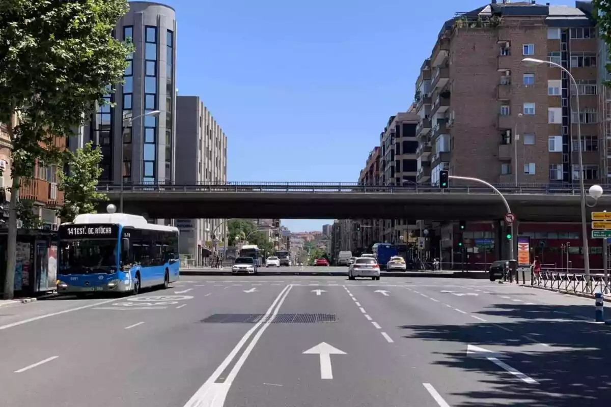 Puente de Pedro Bosch en Madrid con circulación