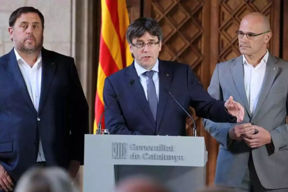 Rueda de prensa de Puigdemont junto a Oriol Junqueras y Jordi Turull