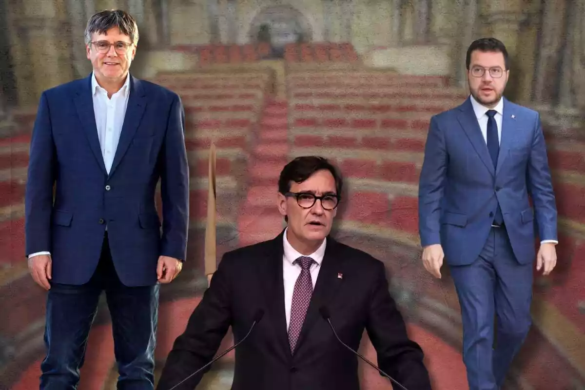 Montaje con Carles Puigdemont, Salvador Illa y Pere Aragonès, con la sala de plenos del Parlament de Cataluña de fondo