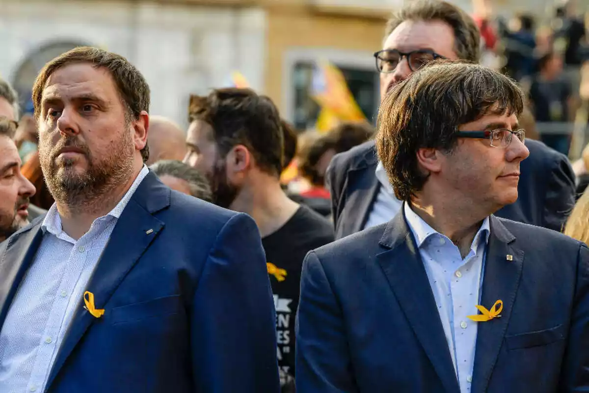 Imagen de Oriol Junqueras y Carles Puigdemont mirando cada una para un lado