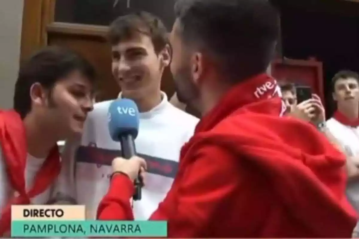 Captura de pantalla durante la emisión del programa de TVE en el que un reportero pregunta a un joven por las fiestas de San Fermín y otro joven aparece y se acerca al micro para decir 'que te vote Txapote'