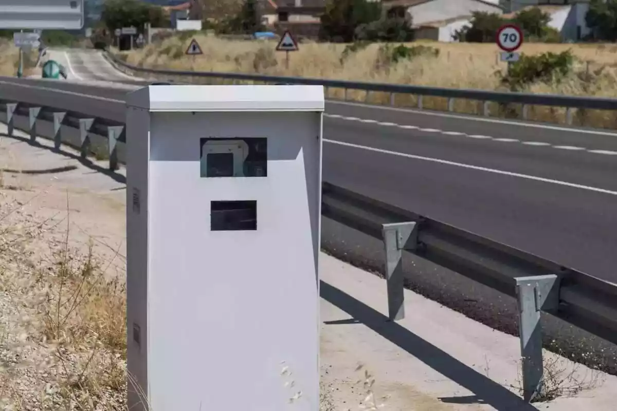 Primer plano de un radar en una carretera Primer plano de un radar en una carretera