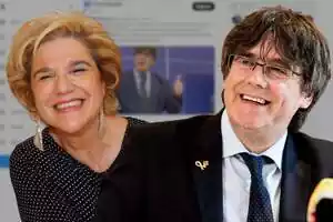Fotomontaje con la tertuliana Pilar Rahola y el expresidente Carles Puigdemont muy sonrientes con una captura de twitter de fondo