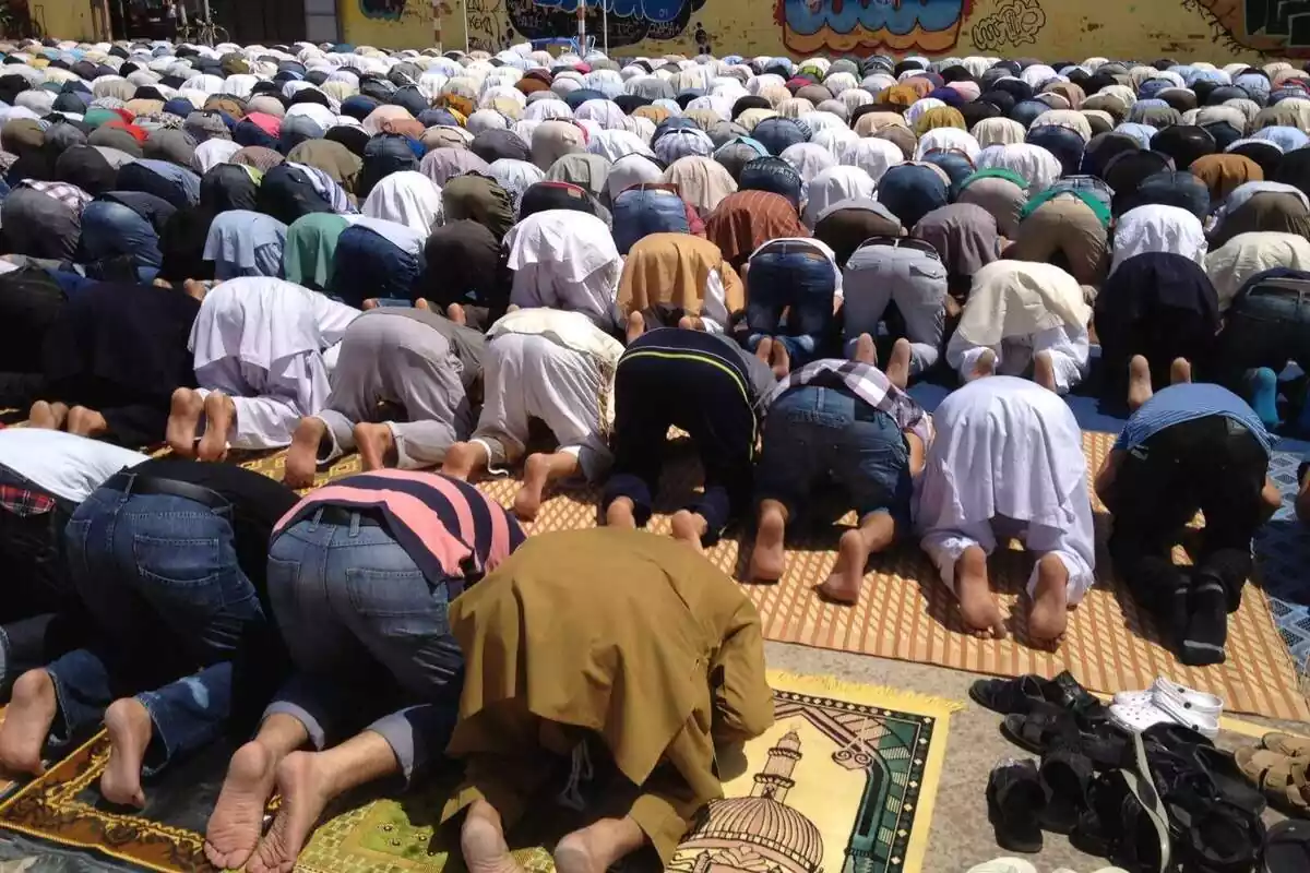 Plano general de musulmanes practicando el ramadán en Badalona