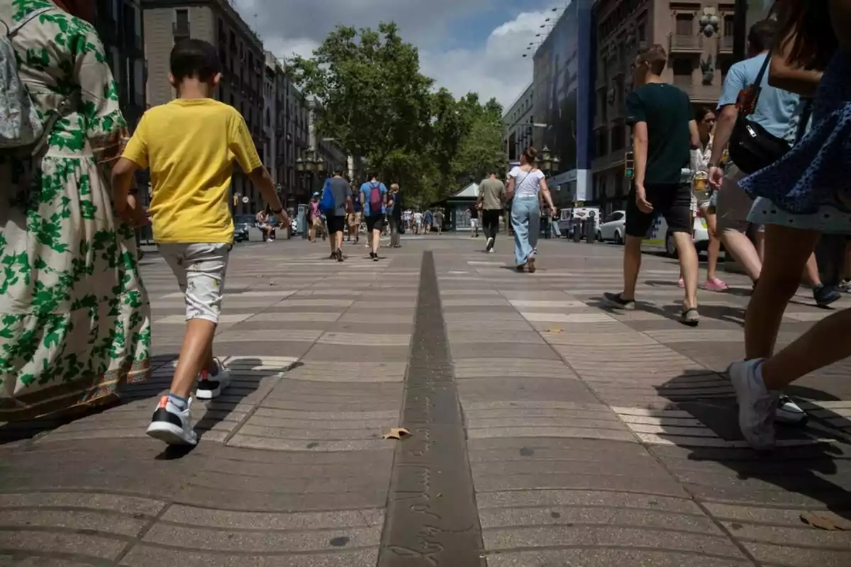 Personas caminando por una la Rambla de Barcelona