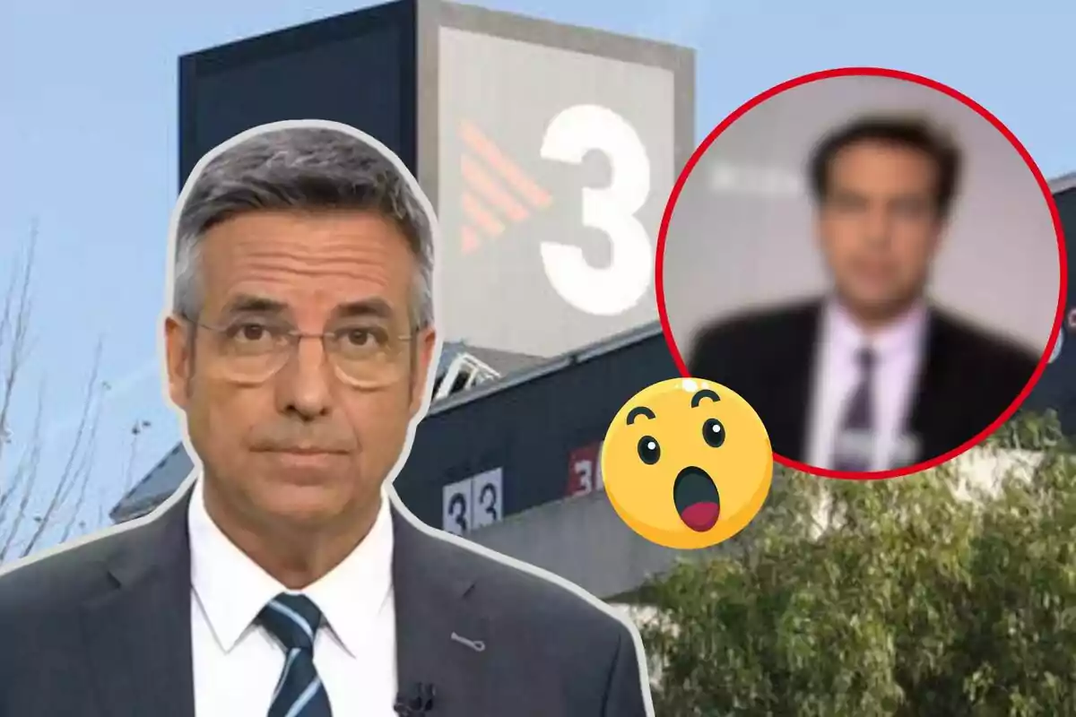 Un hombre con gafas y traje frente a un edificio con el logo de un canal de televisión y un emoji sorprendido.