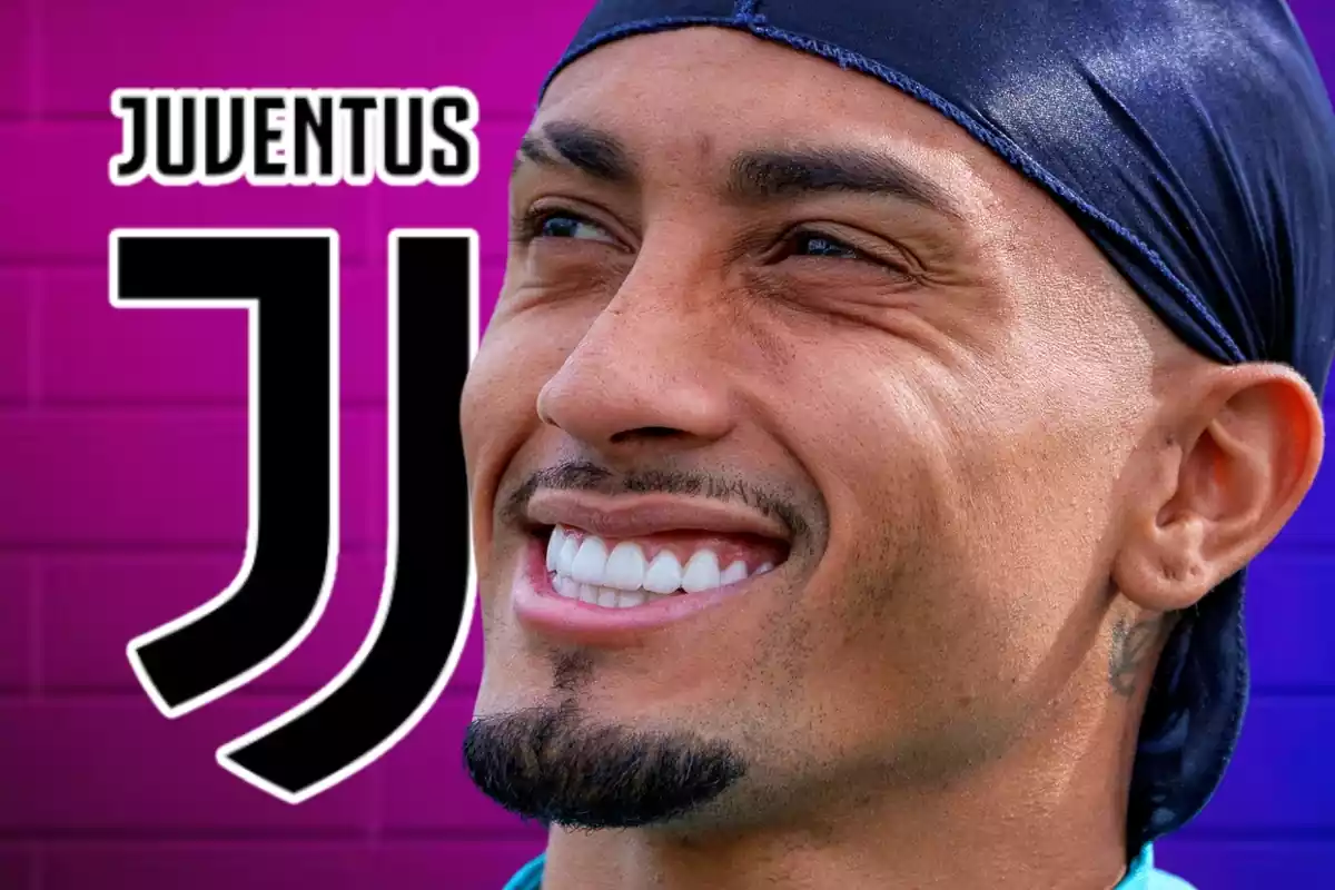 Raphinha apretando los dientes y sonriendo junto a un escudo de la Juventus de Turín