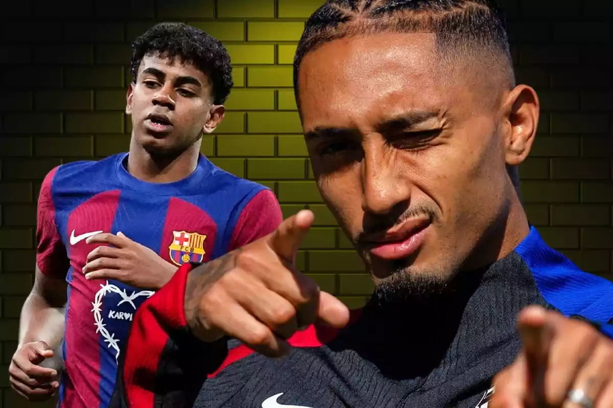 Dos jugadores de fútbol con camisetas del FC Barcelona posan frente a un fondo de ladrillos amarillos.