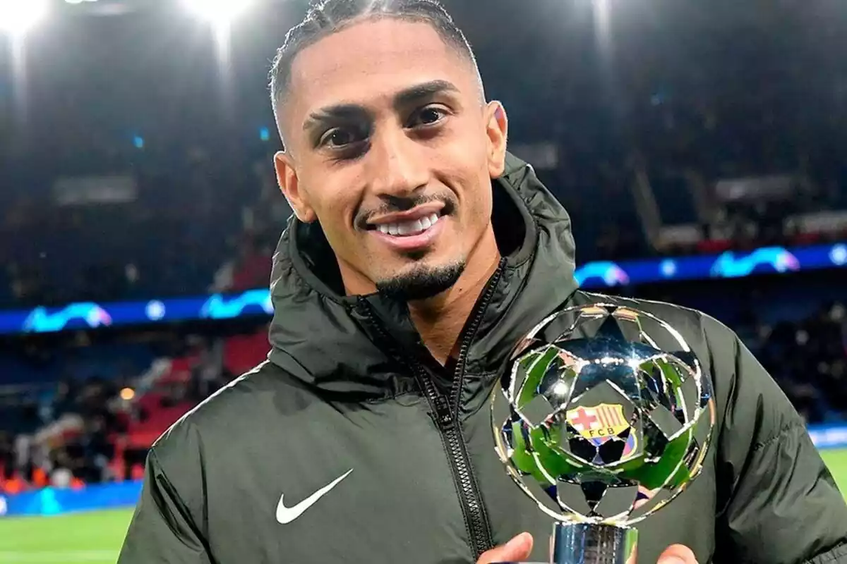 Raphina sujetando el trofeo de MVP tras su partido ante el PSG