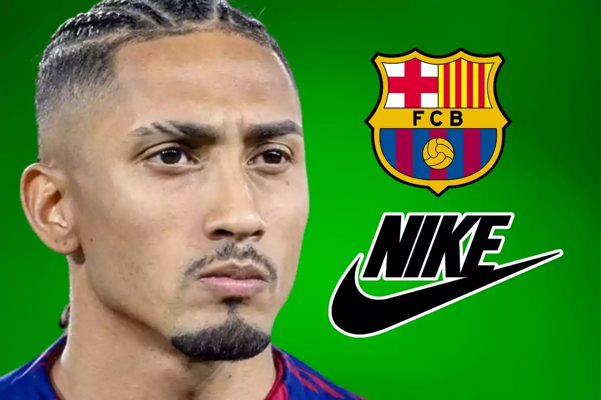 Un jugador de fútbol con el logo del FC Barcelona y el logo de Nike sobre un fondo verde.