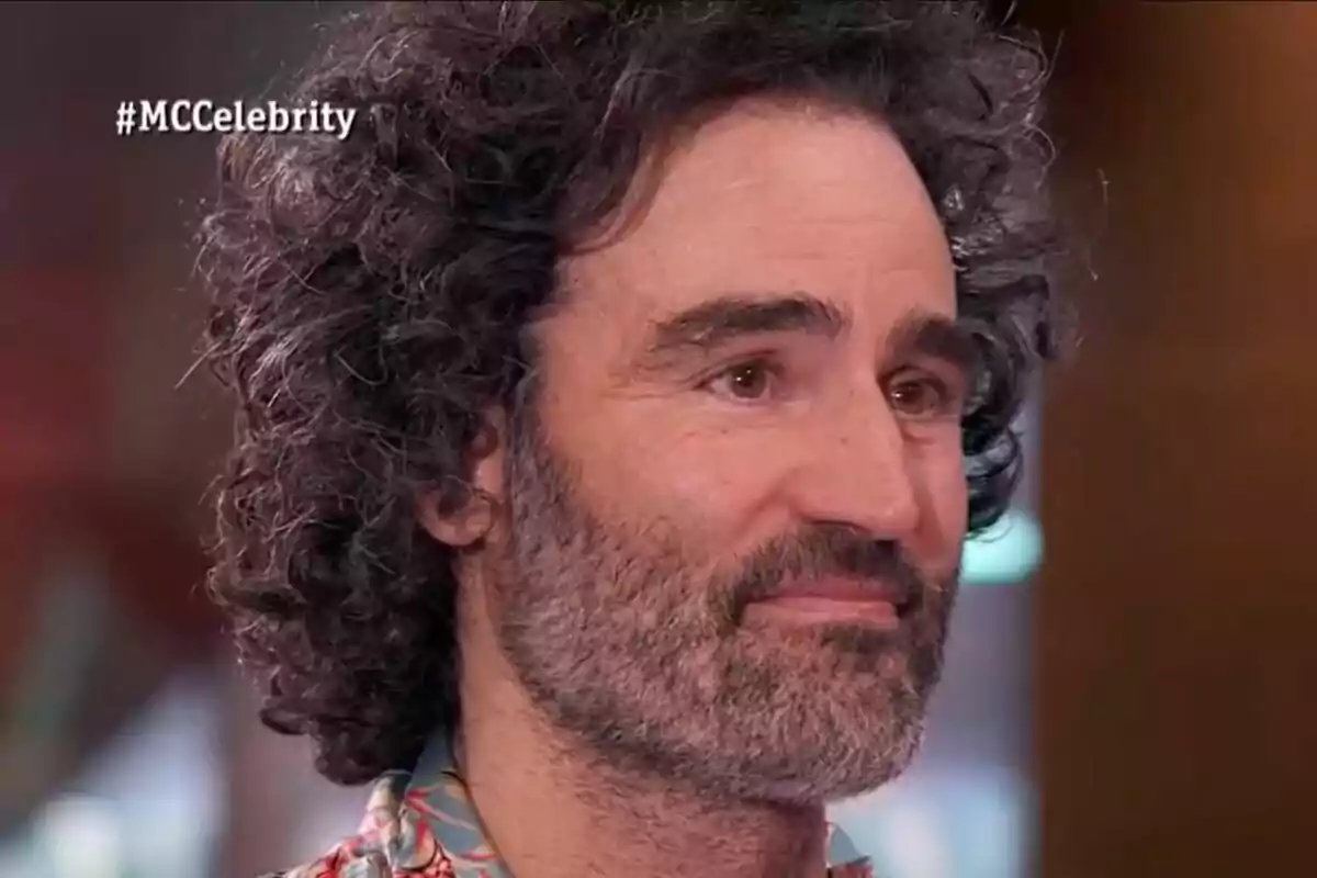 Raúl Gómez con barba y cabello rizado aparece en MasterChef Celebrity con el hashtag #MCCelebrity en la esquina superior izquierda.