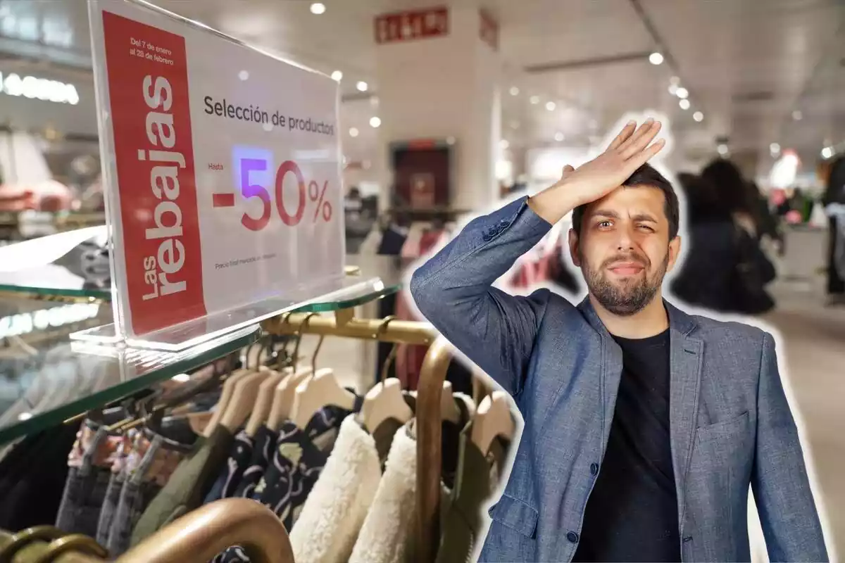 Centro comercial con prendas en rebajas y un hombre con la mano en la cabeza lamentándose