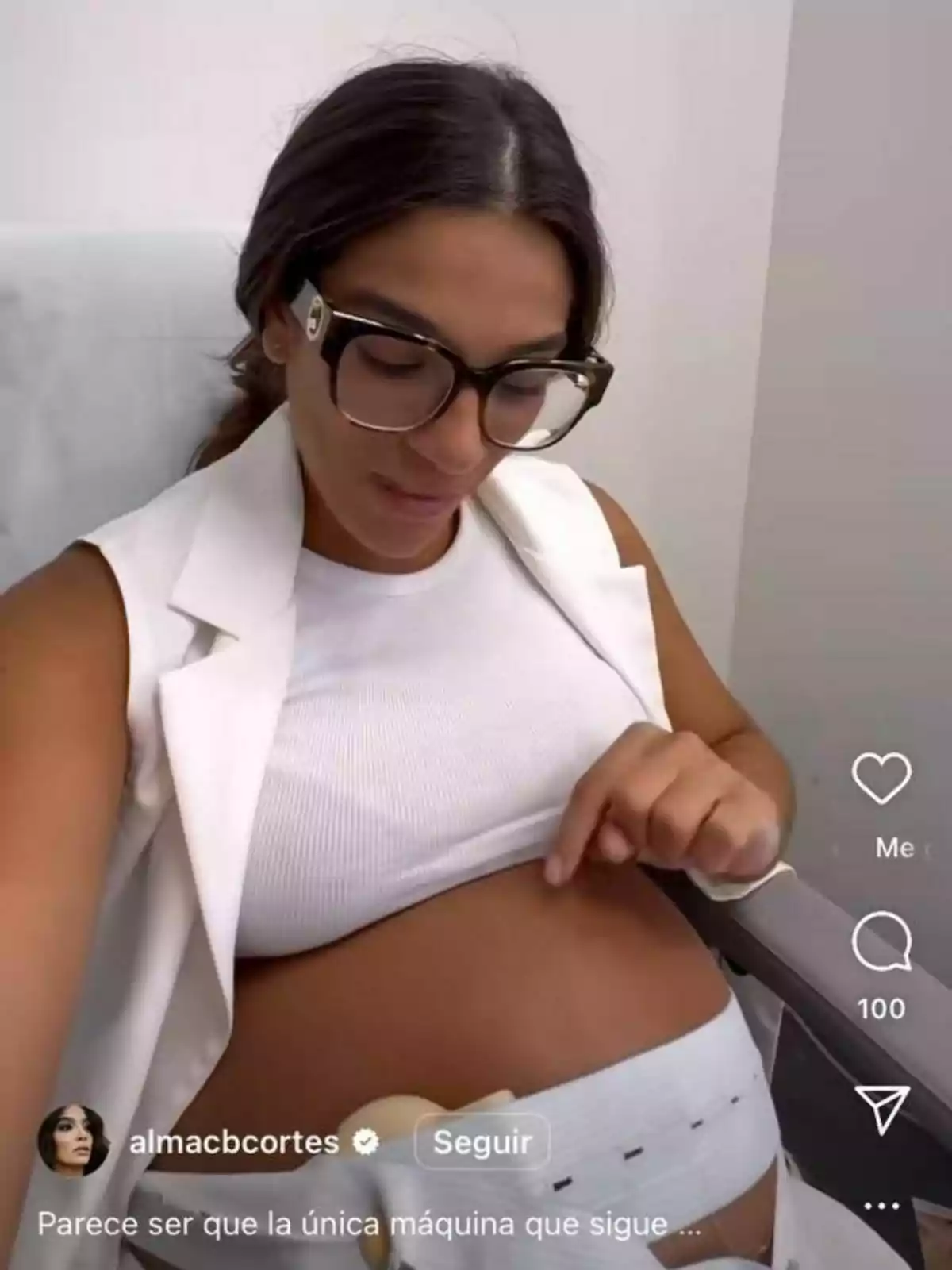 Captura de un reel de Instagram de Alma Bollo enseñando su tripa de embarazada Captura de un reel de Instagram de Alma Bollo enseñando su tripa de embarazada