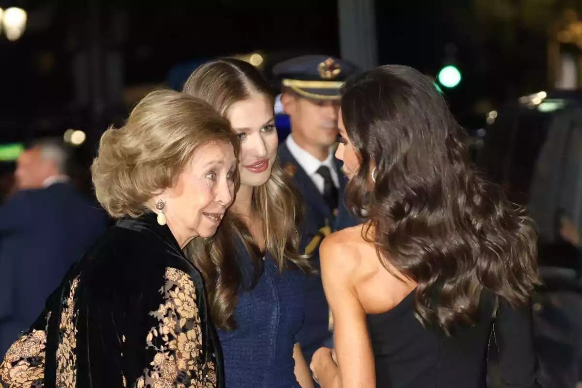 La reina Sofía, la princesa Leonor y la reina Letizia salen de la entrega de los ‘Premios Princesa de Asturias 2023' el día 20 de octubre de 2023