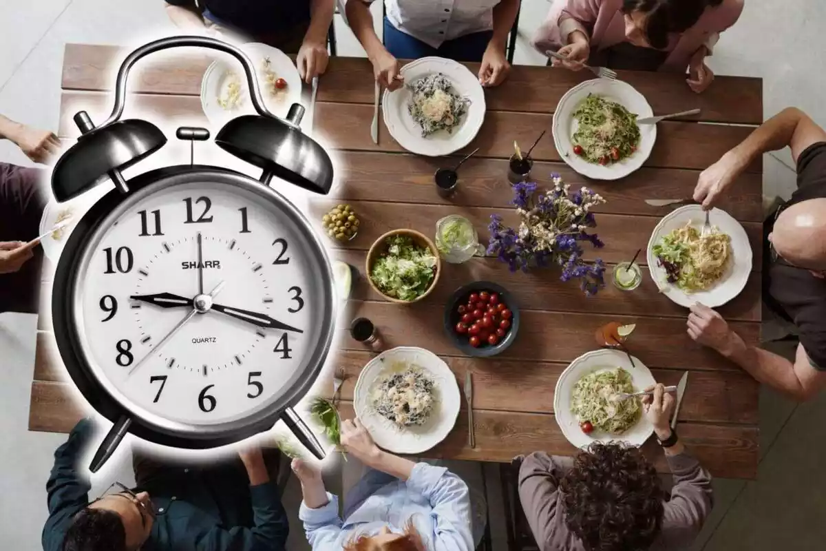 Montaje con un reloj en primer plano y de fondo una imagen de muchas personas comiendo en una mesa