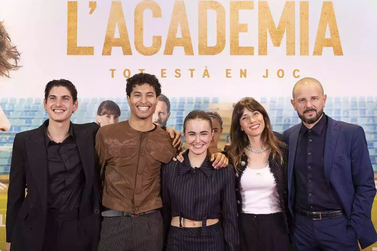 Fotografía del preestreno de 'LÀcadèmia' de 3Cat con Rita González, Marc Soler, Ton Vieira, Marc Martínez y Bárbara Goenaga