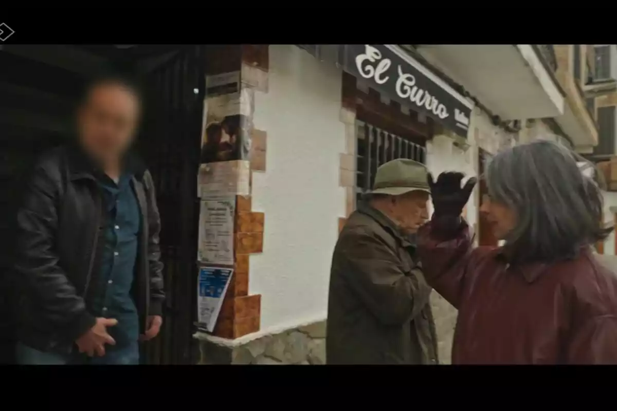 Personas de pie frente a un edificio con un cartel que dice Personas de pie frente a un edificio con un cartel que dice