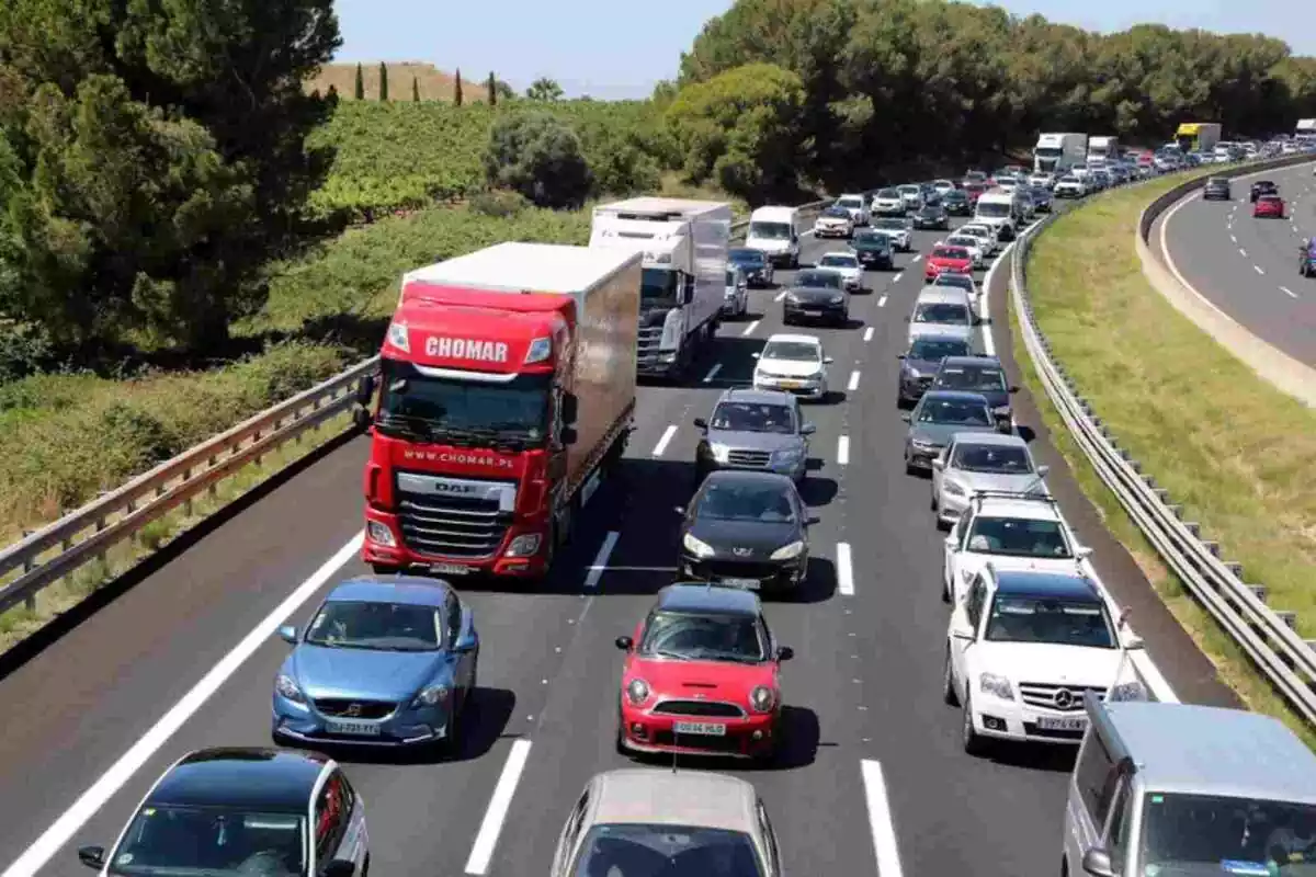 Imagen de unas retenciones en la AP-7, en las que se pueden ver varios coches atrapados