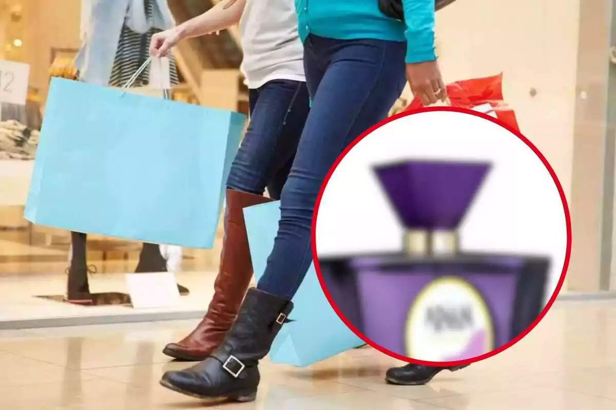 Tapón de frasco de perfume desenfocado en círculo rojo sobre fondo de imagen en la que aparecen dos mujeres de cintura para abajo caminando en un centro comercial
