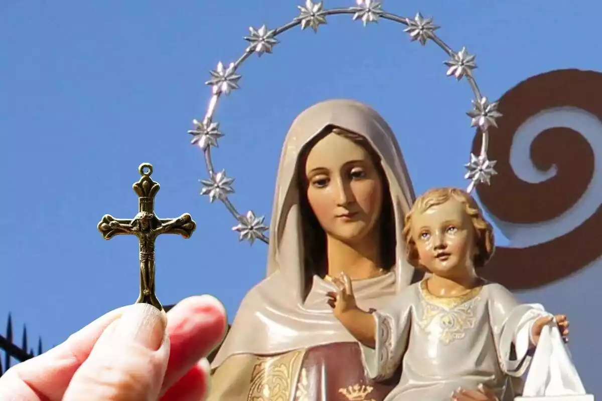 Retrato de la Virgen del Carmen y un crucifijo en la mano