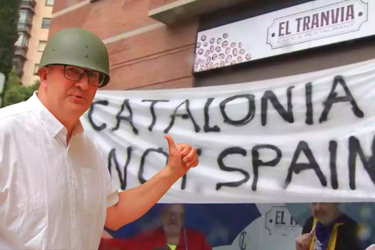 Montaje de un plano medio de Xavier Rius con el dedo pulgar arriba y con un casco militar. De fondo, una pancarta con el lema 'Catalonia es not Spain'