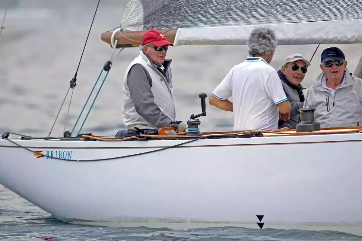 El Rey Juan Carlos I en un velero en Sanxenxo, con una gorra y unas gafas de sol puestas