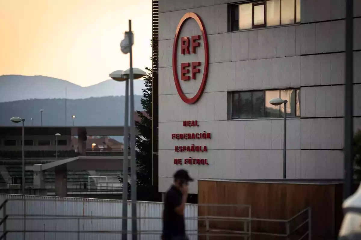 Fachada de la sede de la Real Federación Española de Fútbol