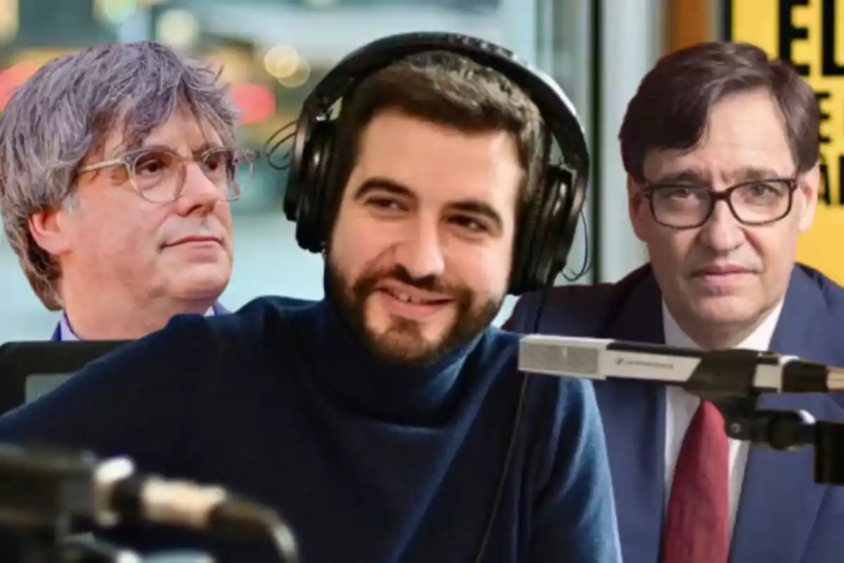 Ricard Ustrell con auriculares, frente a micrófonos en un estudio de radio. De fondo Salvador Illa y Carles Puigdemont