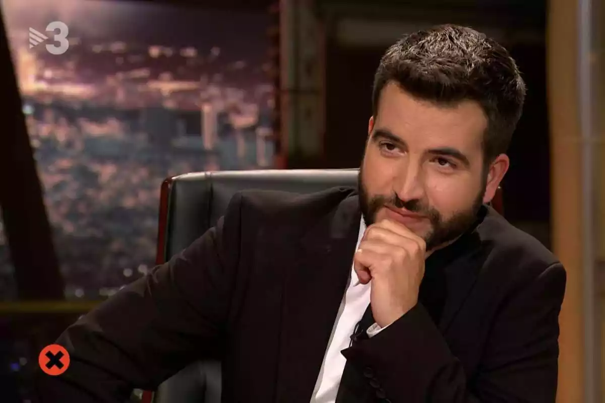 Ricard Ustrell, futur presentador de 'El Matí de Catalunya Ràdio', sentat en un plató de TV· Ricard Ustrell, futur presentador de 'El Matí de Catalunya Ràdio', sentat en un plató de TV·