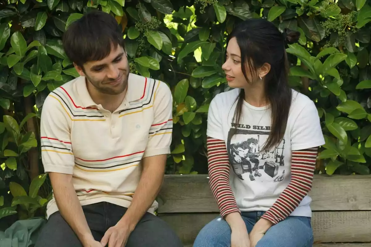 Fotografía de Ricardo Gómez y Anna Castillo sentados en un banco en Cites Barcelona