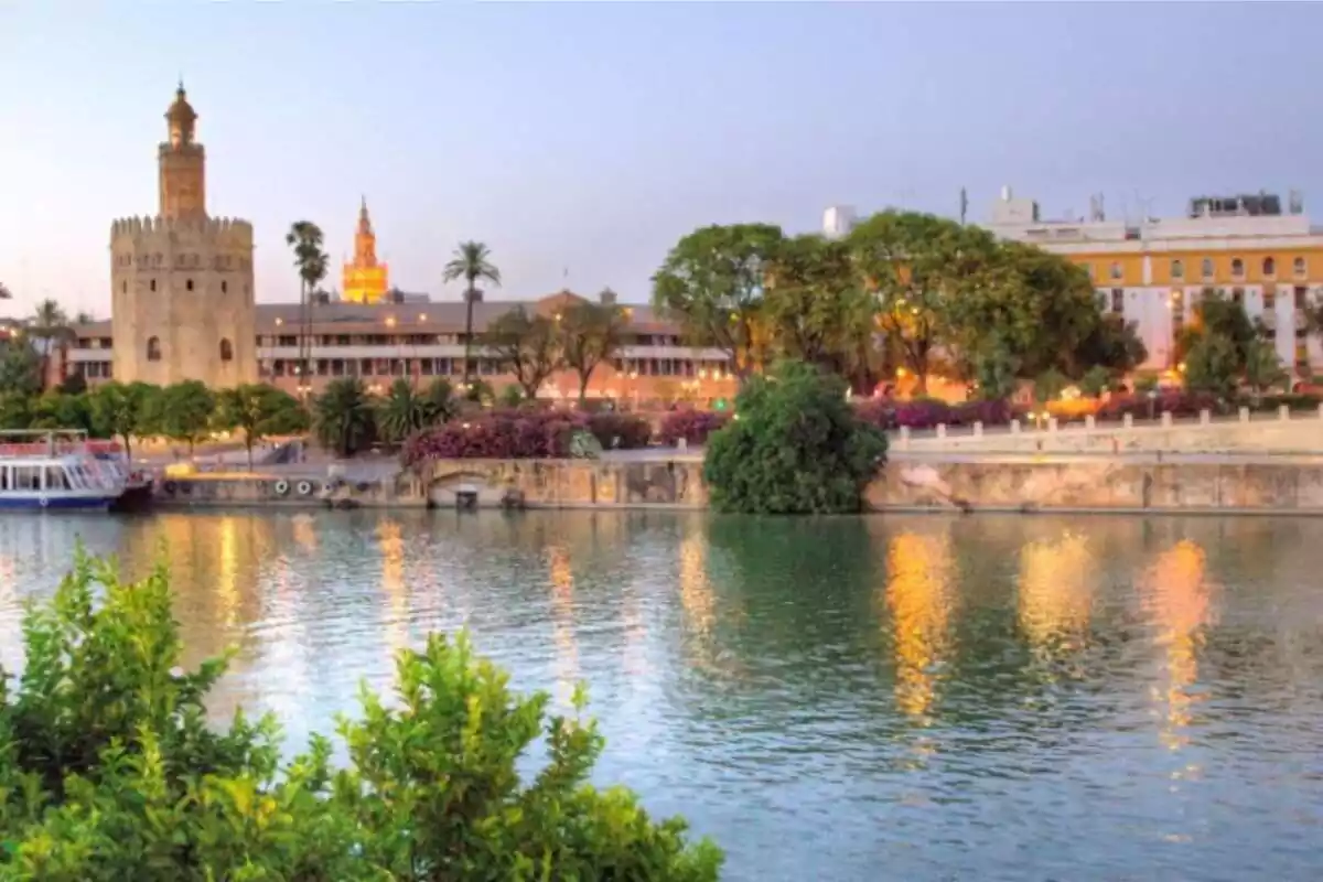 Sevilla, el río Guadalquivir y la Torre del Oro