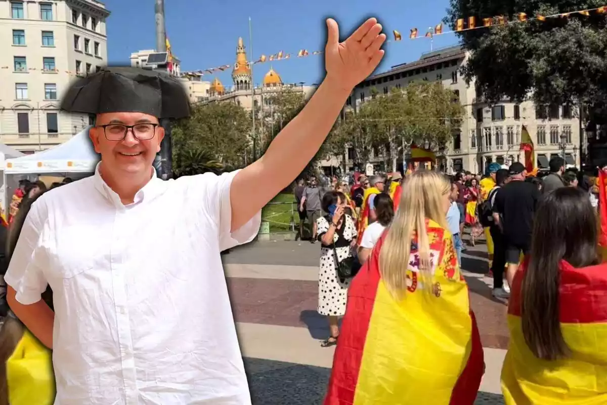 Montaje con un plano medio de Xavier Rius con un sombrero de torero y alzando su brazo izquierdo y de fondo una imagen de varias personas luciendo en la espalda una bandera española en las manifestaciones de Barcelona del 12 de octubre de 2023