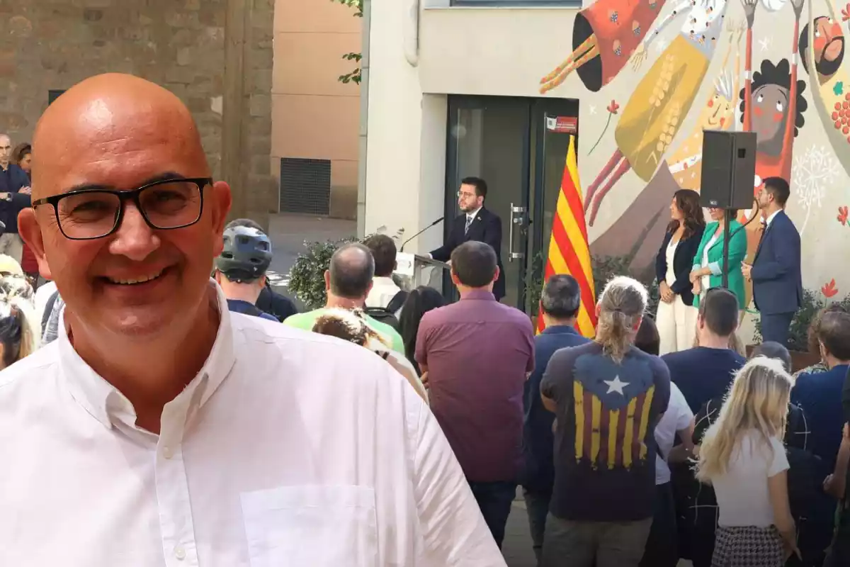 plano medio de Xavier Rius sonriendo, detrás un plano general de Pere Aragonès hablando en un atril a mucha gente delante de él en la calle, a su lado una bandera catalana