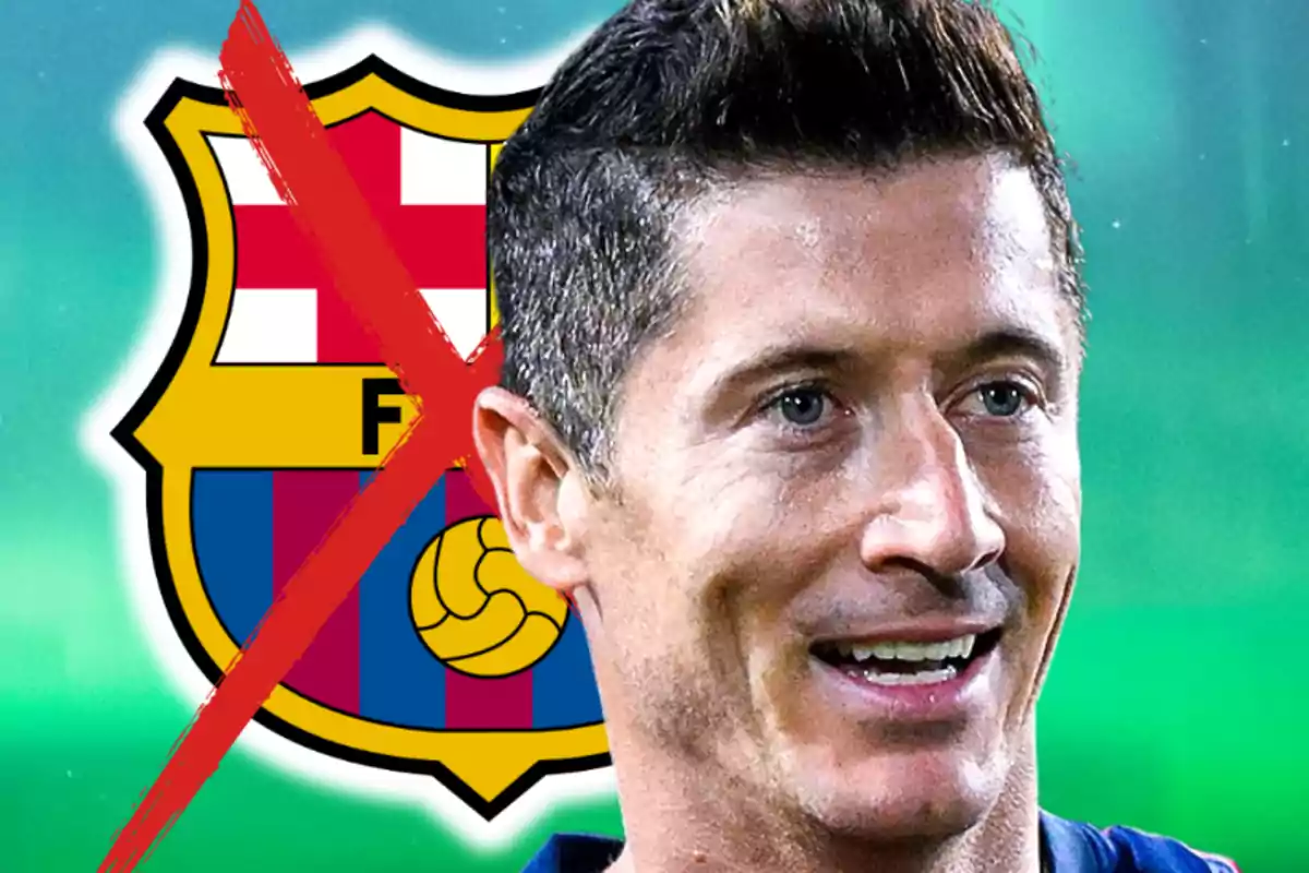 Un futbolista sonriente en primer plano con el escudo del FC Barcelona al fondo tachado con una gran X roja