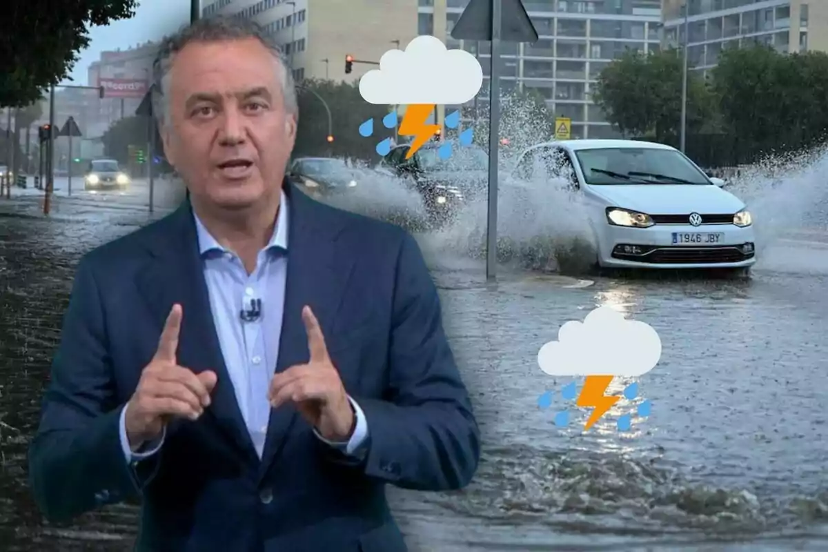 Un hombre con traje azul señala con los dedos mientras de fondo se observa una calle inundada con un coche salpicando agua y símbolos de tormenta.